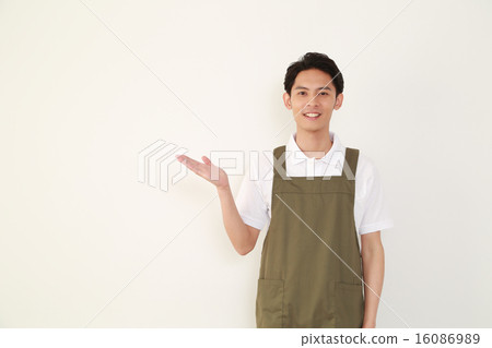 一個男人帶著圍裙的微笑 16086989