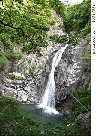 平和瀑布 16087038