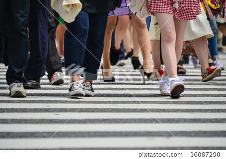 People crossing a pedestrian crossing the feet permingM photo material People crossing a pedestrian crossing the feet permingM photo material 16087290