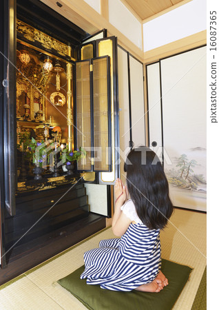 A girl who hands with a Buddhist altar A girl who hands with a Buddhist altar 16087365