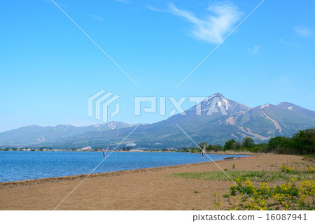 Lake Inawashiro and Mt. Bandai 16087941