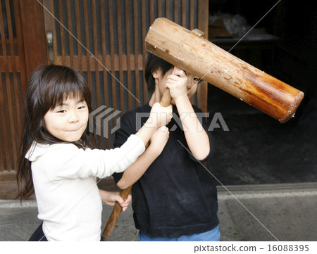 Mochi with a child 16088395