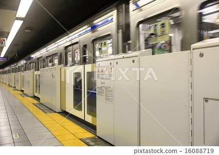 Image of the home door of the subway (Tokyo Metro Yurakucho line) 16088719