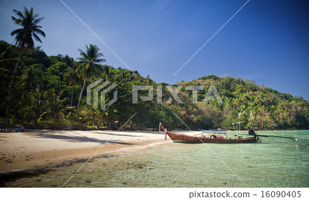 Longtail boats on the beautiful beach, Thailand 16090405