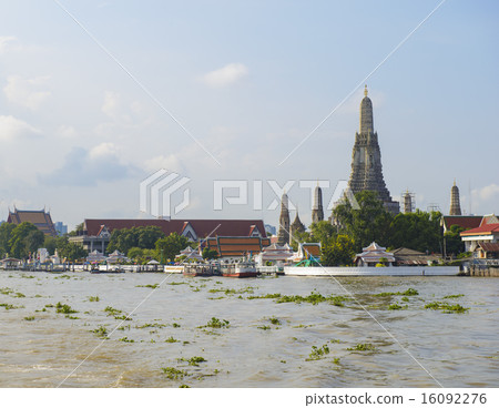 Wat Arun at Chao Phraya River 16092276