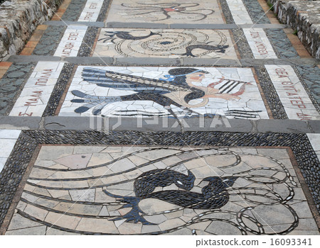 mosaic decoration on the garden steps walkway 16093341