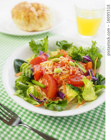 Green-yellow vegetable pasta salad 16095518