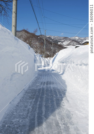 Snow removal of school road 16096011