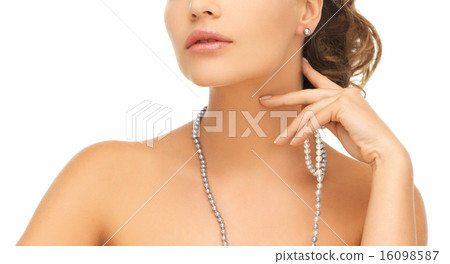 woman with pearl earrings and necklace 16098587