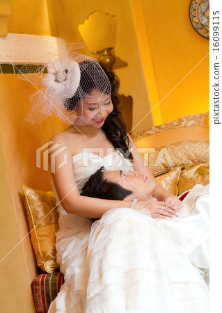 Asian Bride and Groom 16099115