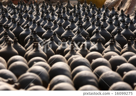 Traditional pottery craftsmanship 16099275