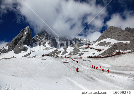 Jade dragon snow mountain in Yunnan, China 16099276