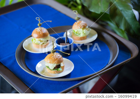Mini burger canapes 16099419