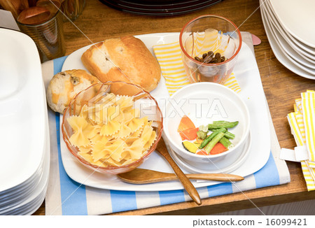 Macaroni and bread set 16099421