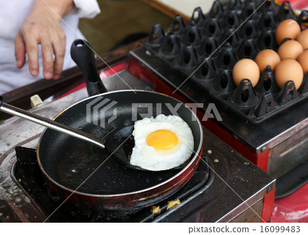 Cooking sunny-side up eggs 16099483