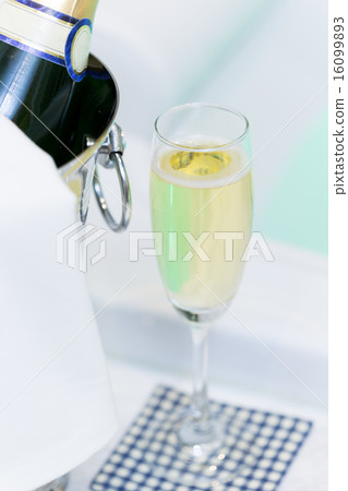 Champagne and Jacuzzi Spa 16099893
