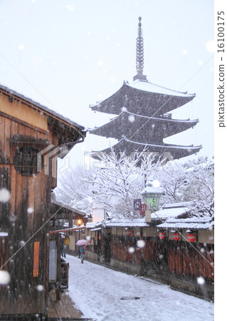 January Kyoto Hokkaido Temple and the five-storied pagoda (Yasaka Tower) snow scene 16100175