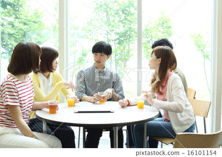 College students talking at a cafe 16101154