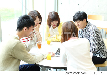 College students talking at a cafe 16101156