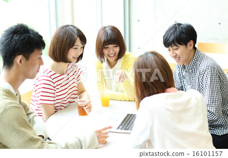 College students talking at a cafe 16101157
