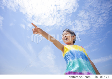 A child pointing to the blue sky 16101375