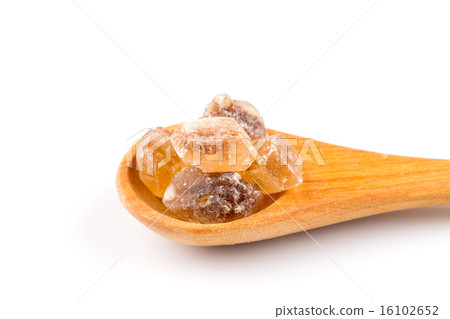 brown caramelized sugar in a wooden spoon 16102652