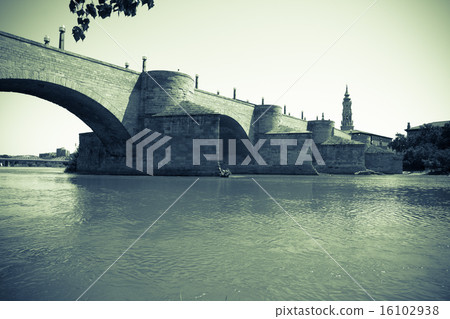 Stone Bridge over Ebro river in Zaragoza Stone Bridge over Ebro river in Zaragoza 16102938