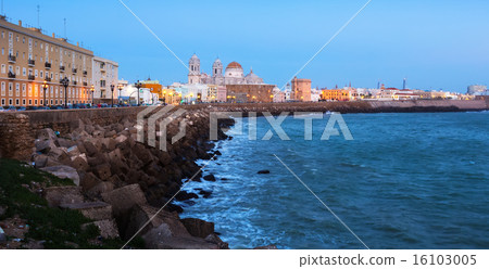 Ocean embankment and Cathedral in twilight. Cadiz 16103005