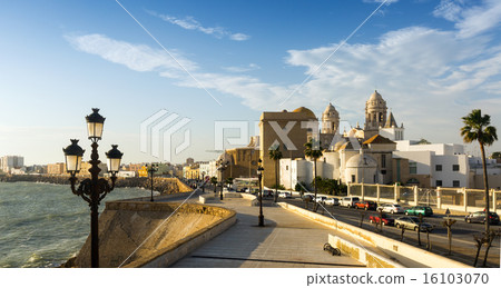 Cathedral and embankment in Cadiz 16103070