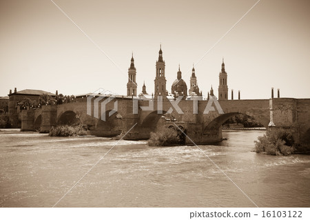 ancient stone bridge over Ebro river in Zaragoza 16103122