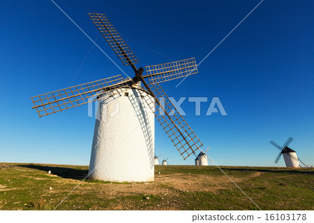 Wide angle shot of group of windmills in sunny day 16103178