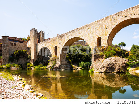 antique bridge over Fluvia river. Besalu 16103311