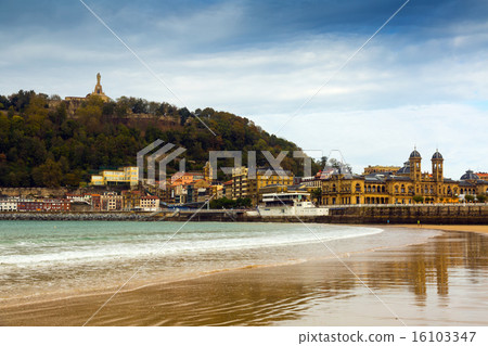 La Concha beach in autumn at San Sebastian La Concha beach in autumn at San Sebastian 16103347