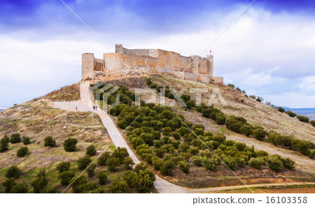 Castle of Jadraque in autumn Castle of Jadraque in autumn 16103358