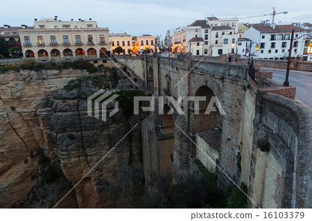 Early morning view of Ronda with Puente Nuevo 16103379