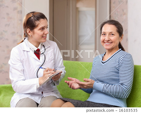 doctor talks with mature patient 16103535