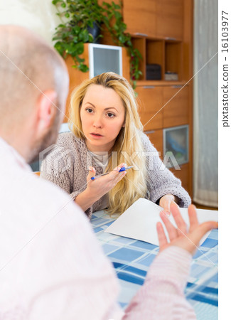 Family arguing over documents 16103977