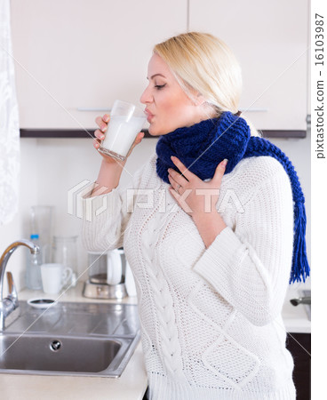 Young woman doing oral rinsing 16103987