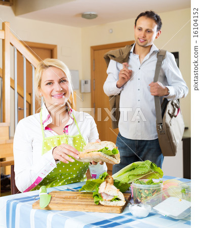 Smiling businessman goes with lunch 16104152