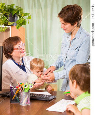 Doctor examining children 16104610