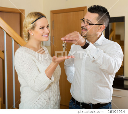 Woman getting the keys-照片素材（圖片） [16104914] - PIXTA圖庫