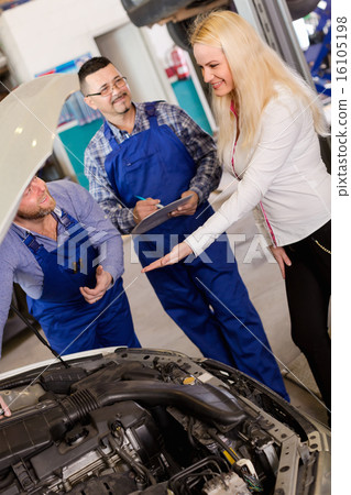 Service crew and driver near car Service crew and driver near car 16105198