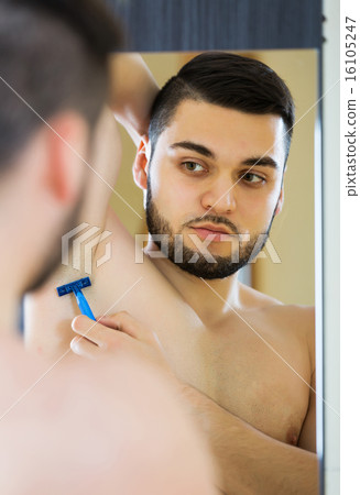 Man shaving armpit hair 16105247
