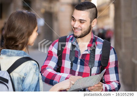 Couple with luggage walking 16105290