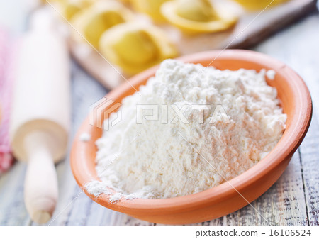 flour and raw pelmeni 16106524
