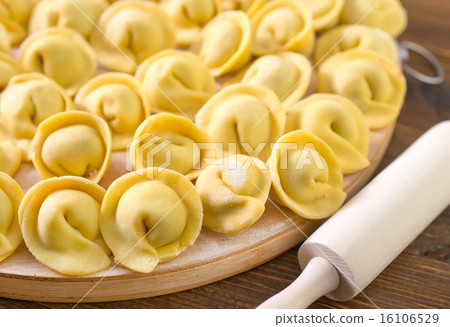 raw pelmeni 16106529