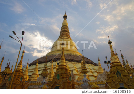 黃昏的Shwedagon塔 黃昏的Shwedagon塔 16108516