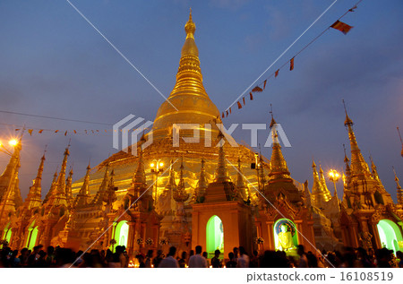 Shuedagon塔充滿了崇拜者 Shuedagon塔充滿了崇拜者 16108519