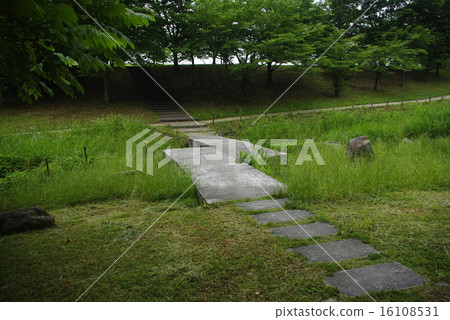 Stone bridge in the park 16108531