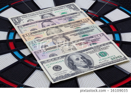 Detail dartboard with US dollars Detail dartboard with US dollars 16109035